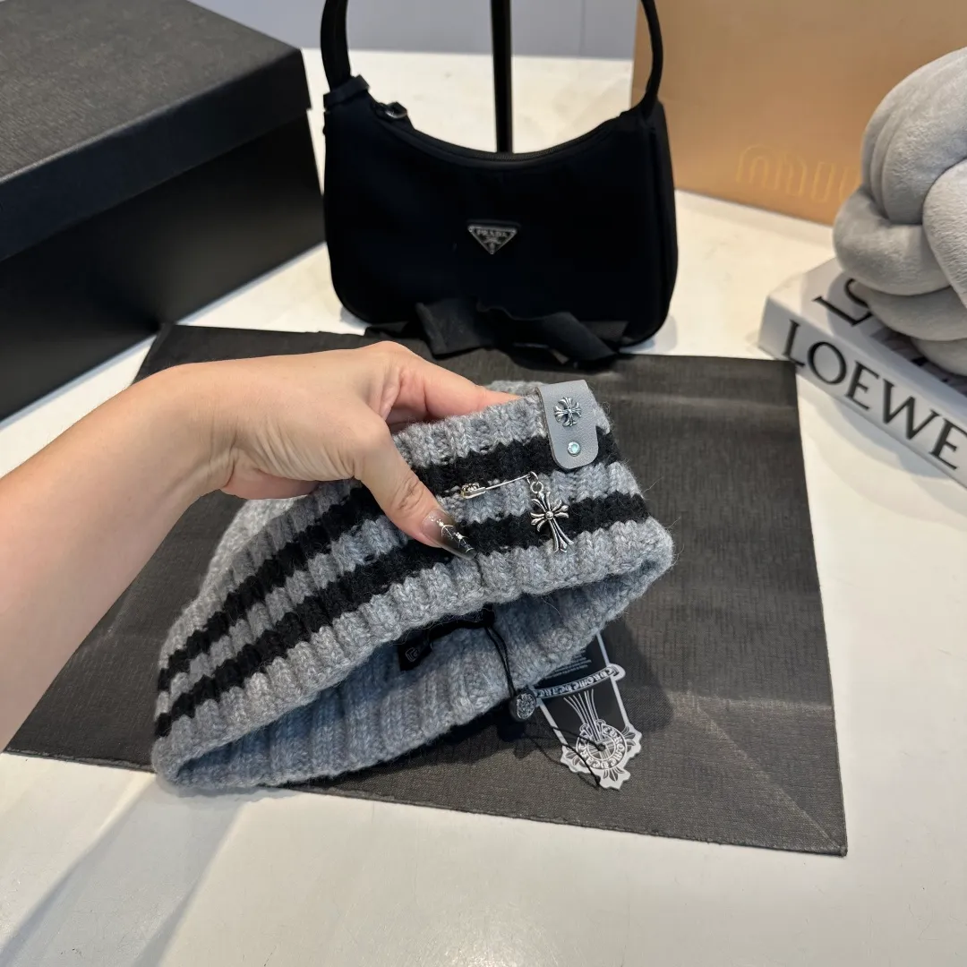 P56 Crow Heart Autumn and Winter Wool Knitted Beanie This must be a favorite of minimalism. It is clean, neat, fashionable and versatile, and will definitely not be picky about your face shape! A fashionable classic that lasts forever! Fashionable black and white can be purchased together!